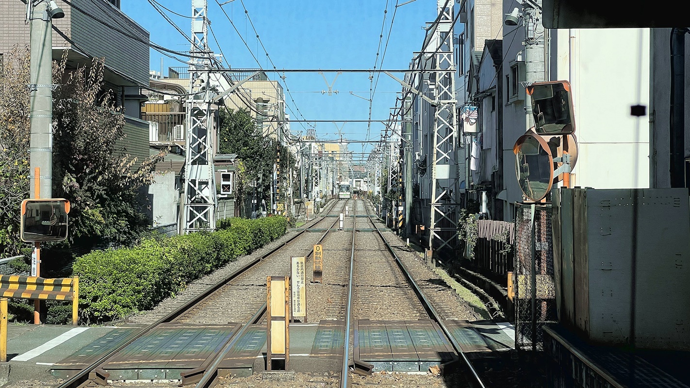 穿越東京庶民風景的的復古小電車！與汽車、自行車與行人共享馬路，來鐵軌旁相會吧！｜東京都電荒川線 @。CJ夫人。