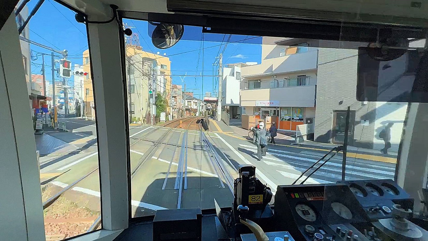 穿越東京庶民風景的的復古小電車！與汽車、自行車與行人共享馬路，來鐵軌旁相會吧！｜東京都電荒川線 @。CJ夫人。