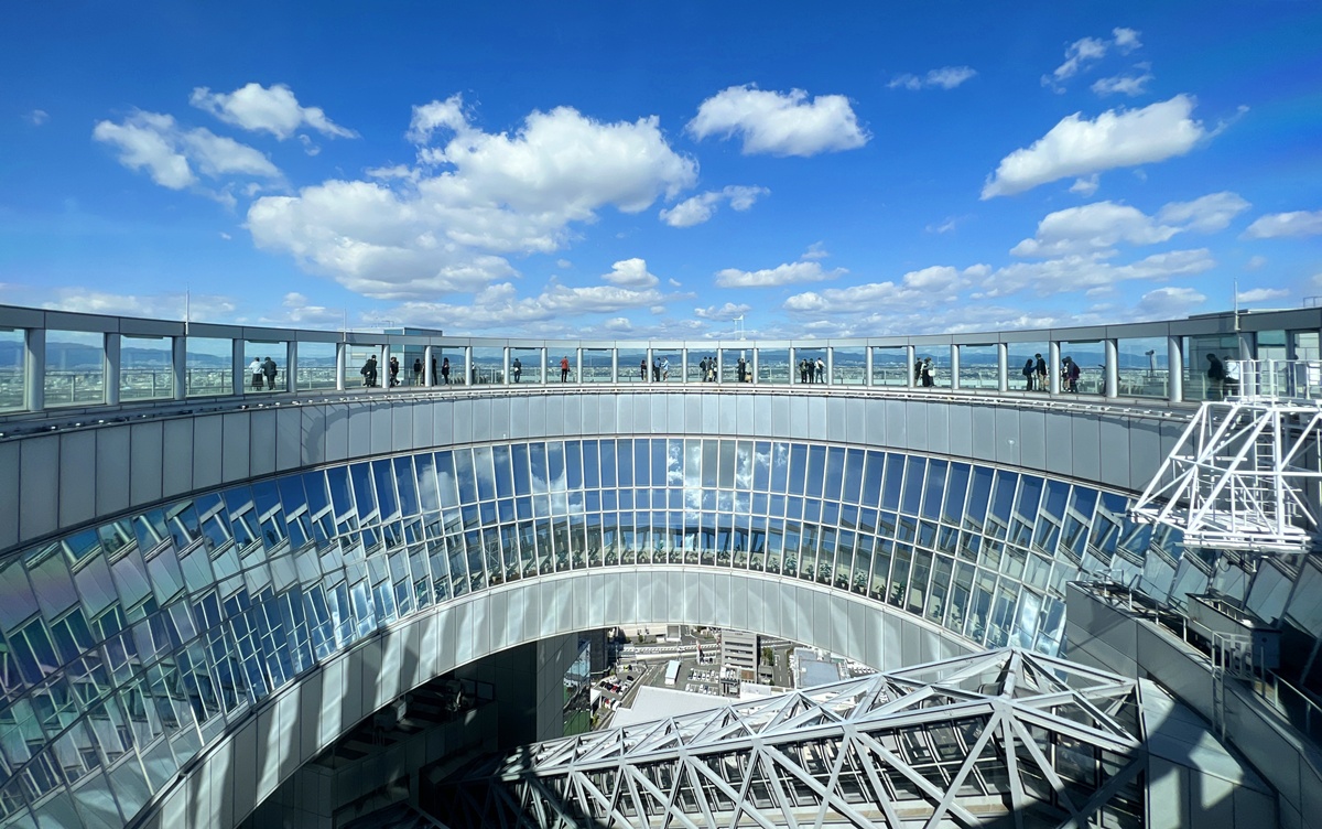 大阪自由行別錯過的北大阪！從梅田出發的美學地圖，極簡露臺廣場 &times; 藝術百貨商場 &times; 綠化公園，每個轉角都能冒出新的購物靈感！ @。CJ夫人。