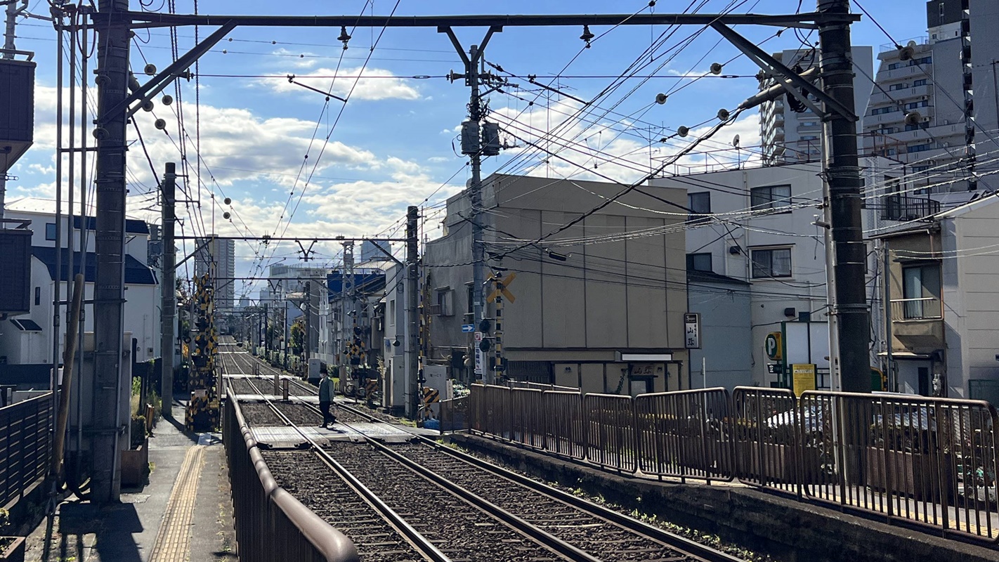 穿越東京庶民風景的的復古小電車！與汽車、自行車與行人共享馬路，來鐵軌旁相會吧！｜東京都電荒川線 @。CJ夫人。