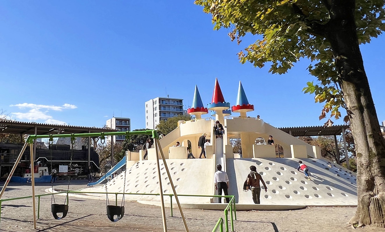 穿越東京庶民風景的的復古小電車！與汽車、自行車與行人共享馬路，來鐵軌旁相會吧！｜東京都電荒川線 @。CJ夫人。