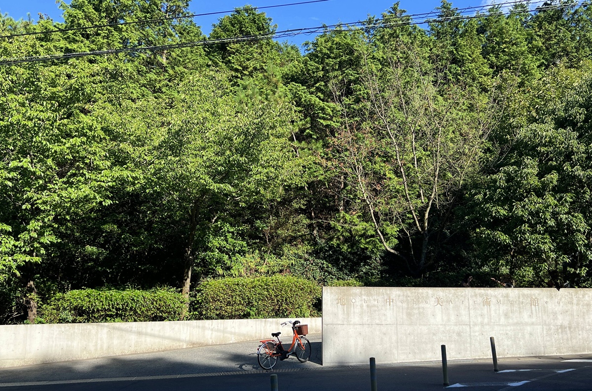 隱在地中，是一種宣言：使藝術退後，讓瀨戶內海和地球成為主角｜日本直島的安藤忠雄建築代表作 地中美術館 Chichu Art Museum+咖啡廳亮點 @。CJ夫人。