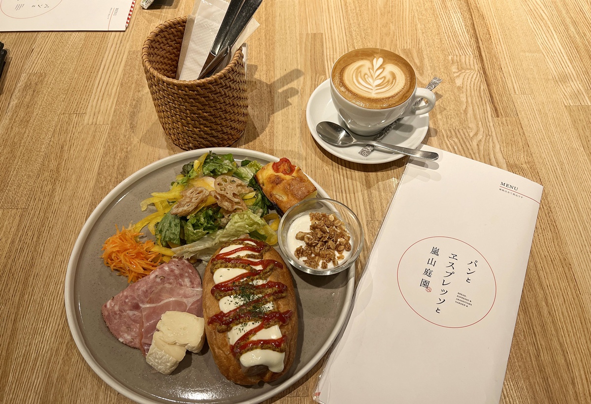 嵐山清晨的鄉土感：木窗、榻榻米與麵包香！古民家裡的東京式烘焙 X 歐式輕食晨光｜京都嵐山 Bread, Espresso & 嵐山庭園 @。CJ夫人。