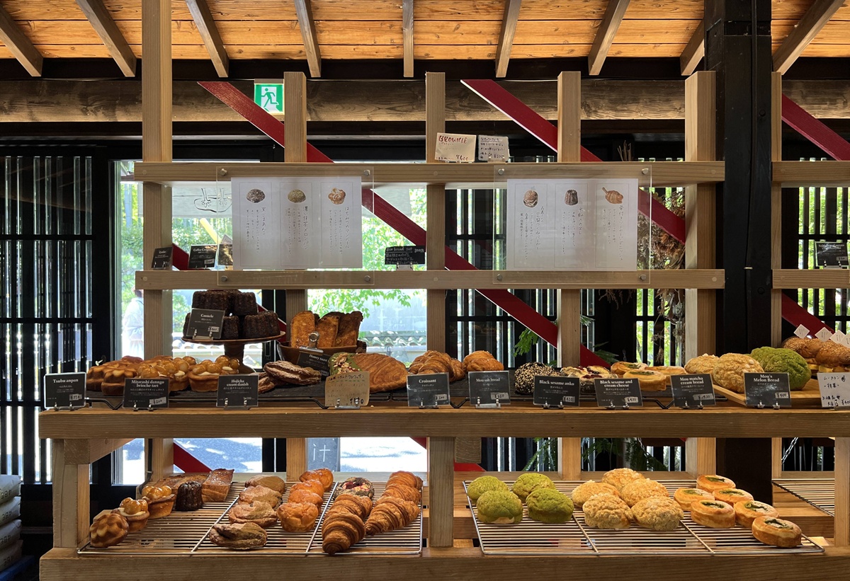 嵐山清晨的鄉土感：木窗、榻榻米與麵包香！古民家裡的東京式烘焙 X 歐式輕食晨光｜京都嵐山 Bread, Espresso & 嵐山庭園 @。CJ夫人。