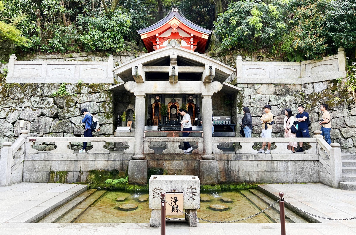 從二年坂、三年坂、清水寺走進心底願望的縫隙裡｜無論自由行或跟團都一定要來的京都世界遺產－京都清水寺與最值得許願的12個瞬間 @。CJ夫人。