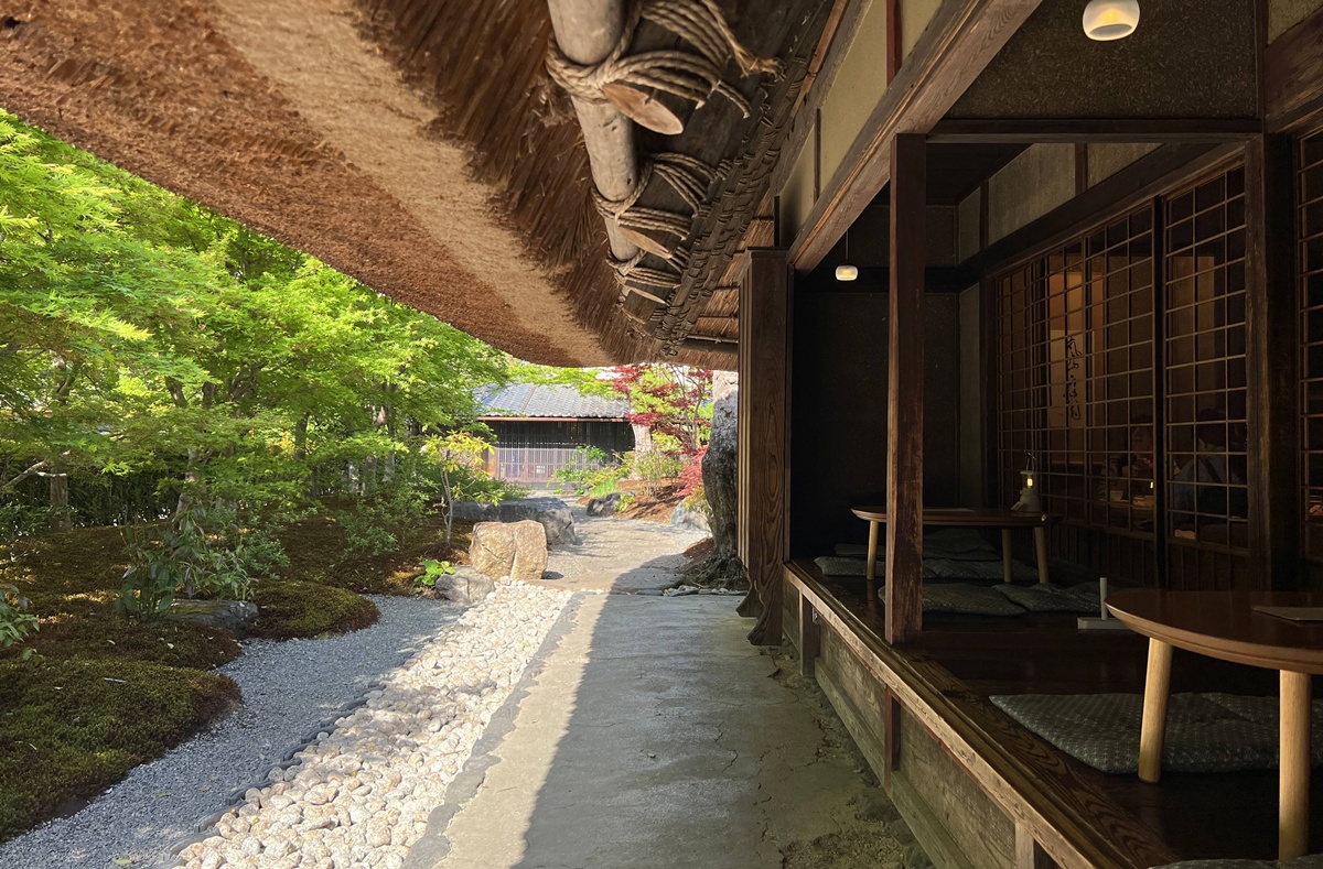 嵐山清晨的鄉土感：木窗、榻榻米與麵包香！古民家裡的東京式烘焙 X 歐式輕食晨光｜京都嵐山 Bread, Espresso & 嵐山庭園 @。CJ夫人。