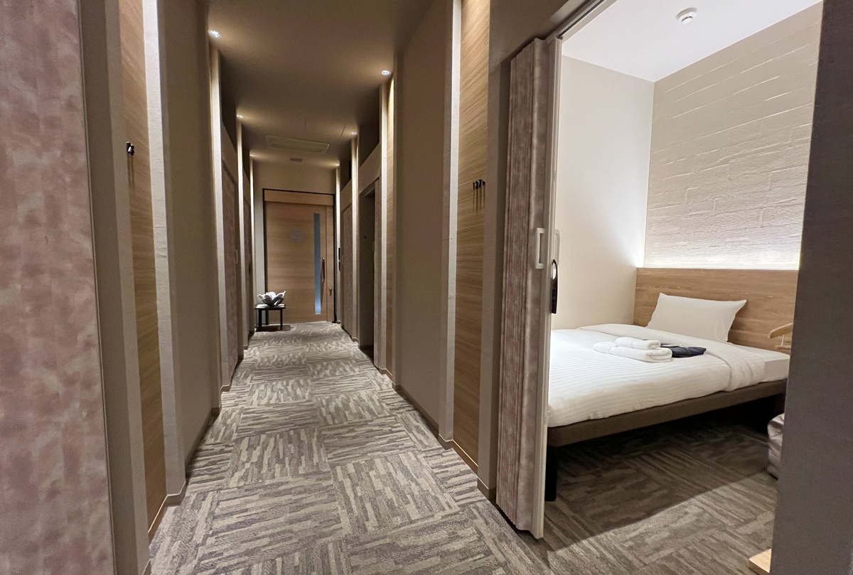 本來是為了瀨戶內海跳島而來，卻在港口停下來的一間旅宿｜岡山宇野港文青風格飯店 UNO HOTEL @。CJ夫人。