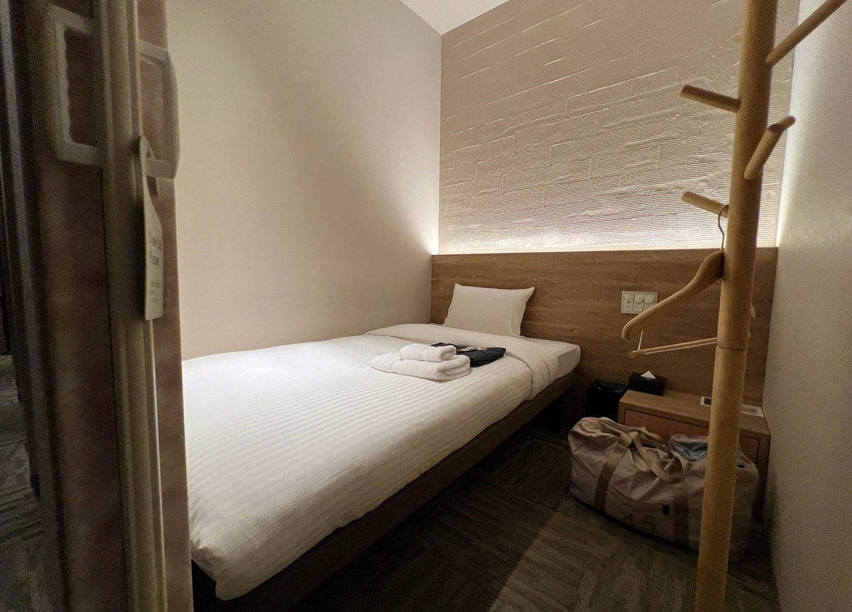 本來是為了瀨戶內海跳島而來，卻在港口停下來的一間旅宿｜岡山宇野港文青風格飯店 UNO HOTEL @。CJ夫人。