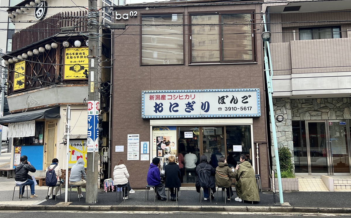 穿越東京庶民風景的的復古小電車！與汽車、自行車與行人共享馬路，來鐵軌旁相會吧！｜東京都電荒川線 @。CJ夫人。