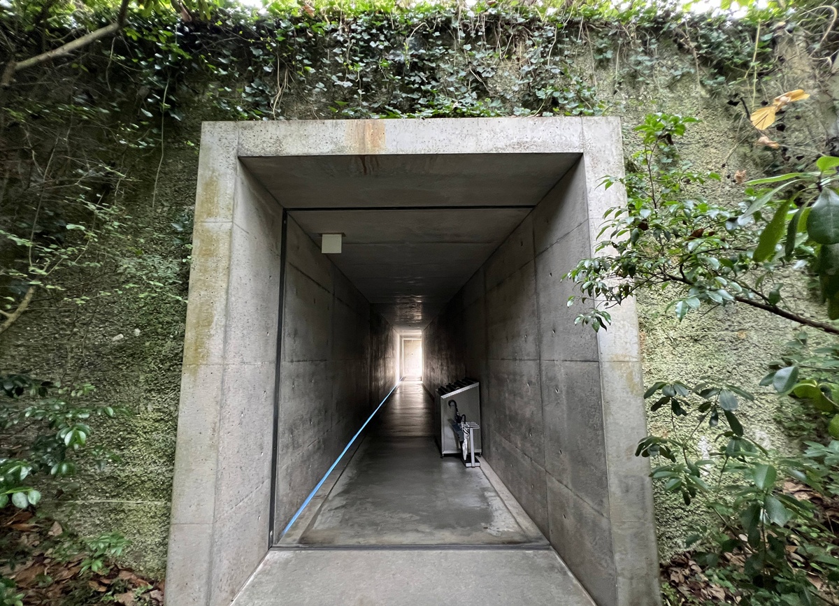 隱在地中，是一種宣言：使藝術退後，讓瀨戶內海和地球成為主角｜日本直島的安藤忠雄建築代表作 地中美術館 Chichu Art Museum+咖啡廳亮點 @。CJ夫人。