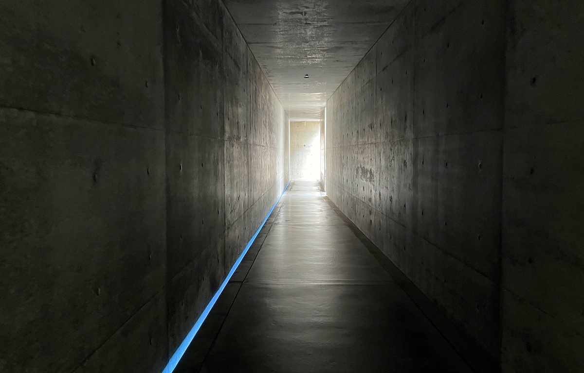 隱在地中，是一種宣言：使藝術退後，讓瀨戶內海和地球成為主角｜日本直島的安藤忠雄建築代表作 地中美術館 Chichu Art Museum+咖啡廳亮點 @。CJ夫人。