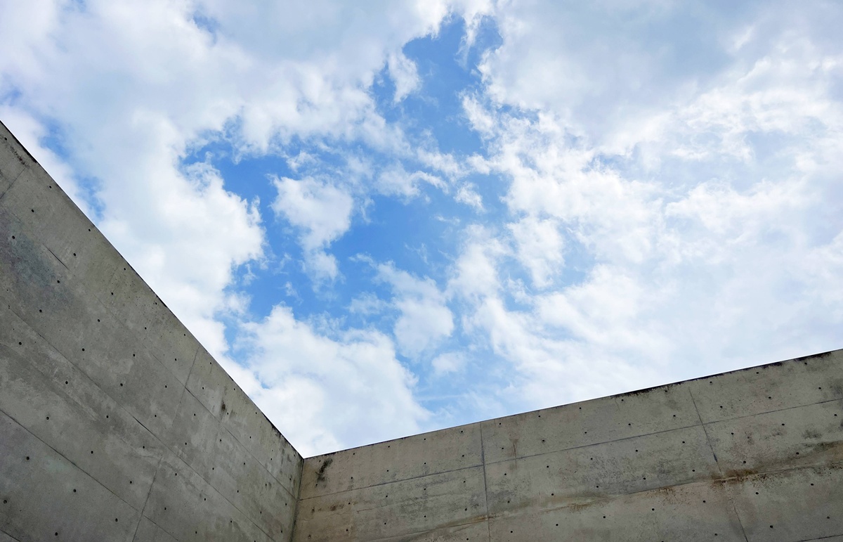 隱在地中，是一種宣言：使藝術退後，讓瀨戶內海和地球成為主角｜日本直島的安藤忠雄建築代表作 地中美術館 Chichu Art Museum+咖啡廳亮點 @。CJ夫人。