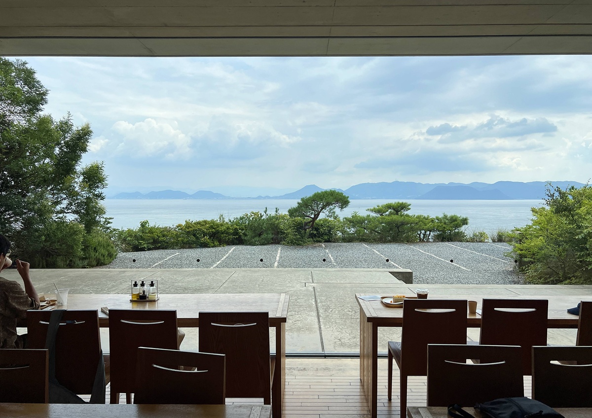 隱在地中，是一種宣言：使藝術退後，讓瀨戶內海和地球成為主角｜日本直島的安藤忠雄建築代表作 地中美術館 Chichu Art Museum+咖啡廳亮點 @。CJ夫人。