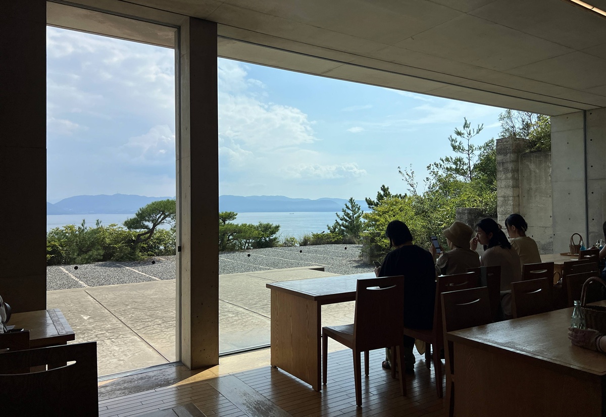 隱在地中，是一種宣言：使藝術退後，讓瀨戶內海和地球成為主角｜日本直島的安藤忠雄建築代表作 地中美術館 Chichu Art Museum+咖啡廳亮點 @。CJ夫人。