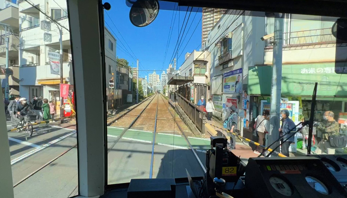 穿越東京庶民風景的的復古小電車！與汽車、自行車與行人共享馬路，來鐵軌旁相會吧！｜東京都電荒川線 @。CJ夫人。