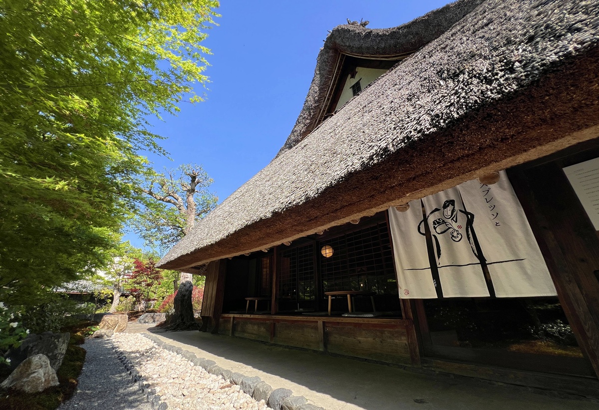 嵐山清晨的鄉土感：木窗、榻榻米與麵包香！古民家裡的東京式烘焙 X 歐式輕食晨光｜京都嵐山 Bread, Espresso & 嵐山庭園 @。CJ夫人。