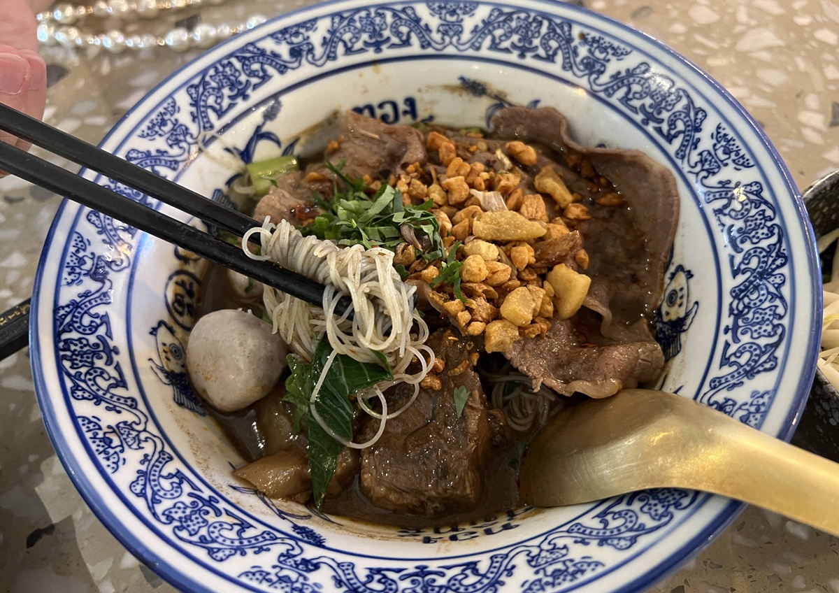 曼谷最值得吃的泰式豪華船麵！常住曼谷的人心屬上級水準的和牛船麵｜泰國曼谷阿里區（Ari Area）Thong Smith 通思密船麵 @。CJ夫人。