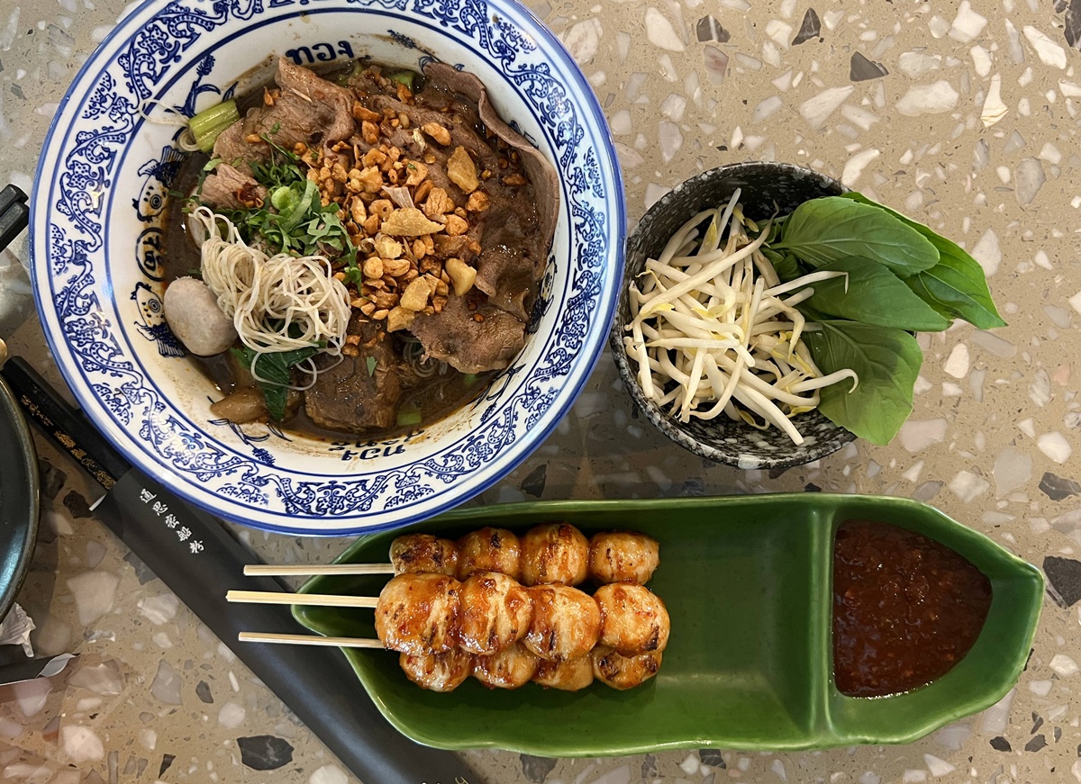 曼谷最值得吃的泰式豪華船麵！常住曼谷的人心屬上級水準的和牛船麵｜泰國曼谷阿里區（Ari Area）Thong Smith 通思密船麵 @。CJ夫人。