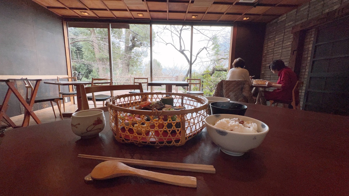 與全家共享櫻花窗景裡的日式懷石午膳！東京上野恩賜公園最珍藏的賞櫻角落｜東京上野老字號料亭 韻松亭與花籠午間御膳 @。CJ夫人。