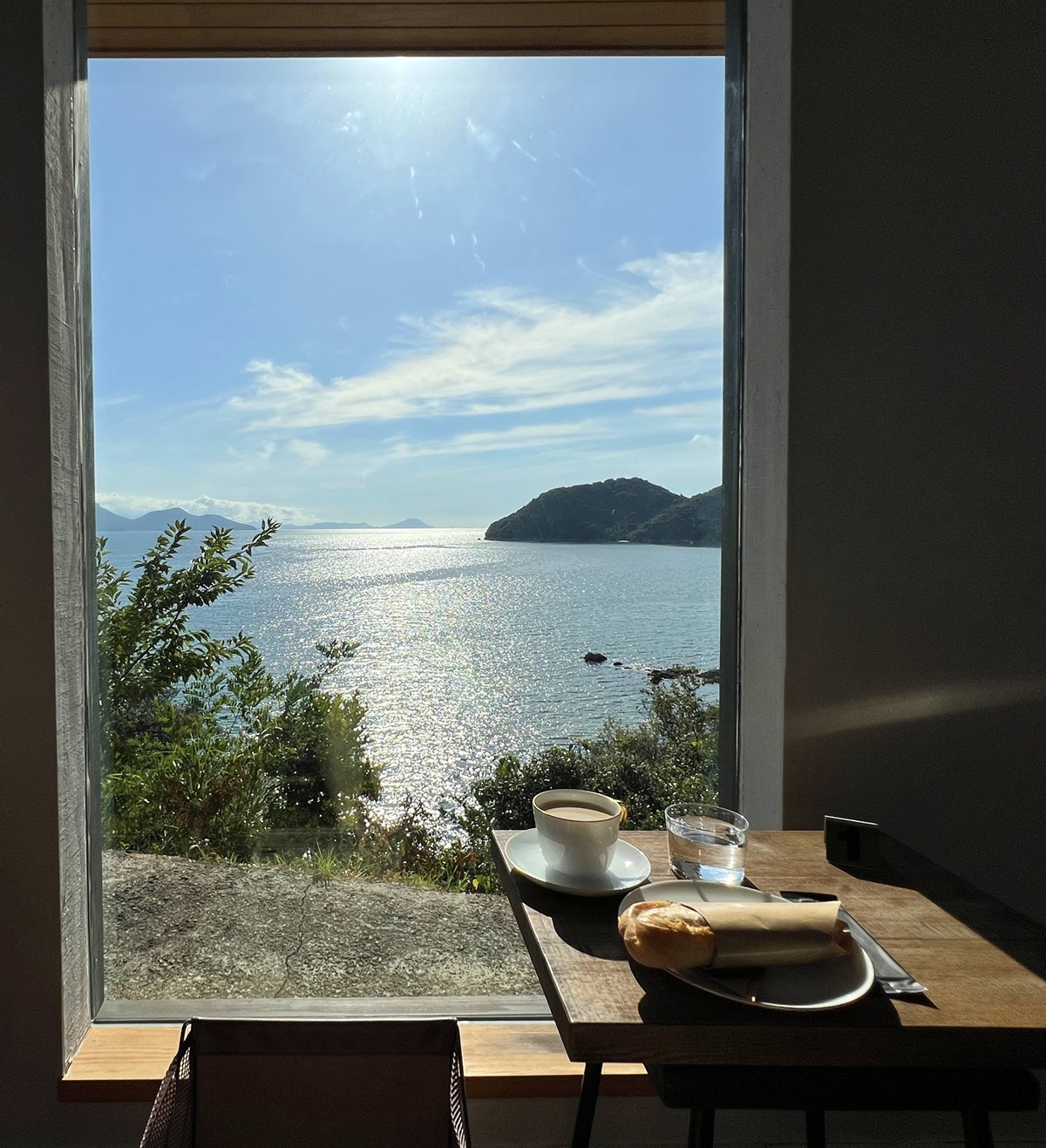 瀨戶內海景最動人的藝術作品，原來是成為風景一部分的那個喝咖啡的自己｜直島本村港 自家烘焙海景咖啡館 Naoshima Coffee @。CJ夫人。
