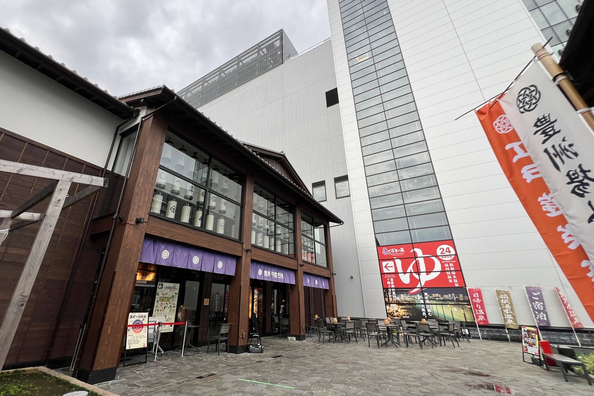 東京半日逃離！在豐洲千客萬來泡無邊際海景溫泉、足湯露臺與自助式海鮮丼吃到飽｜東京日歸溫泉推薦 萬葉俱樂部（可供加價夜間休憩空間） @。CJ夫人。