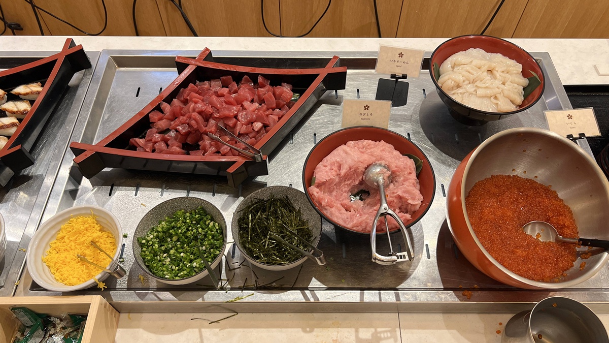 東京半日逃離！在豐洲千客萬來泡無邊際海景溫泉、足湯露臺與自助式海鮮丼吃到飽｜東京日歸溫泉推薦 萬葉俱樂部（可供加價夜間休憩空間） @。CJ夫人。