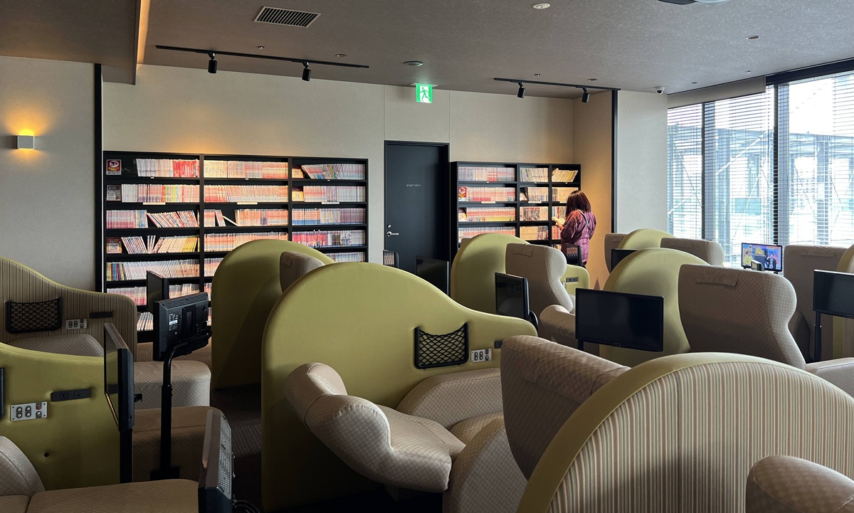 東京半日逃離！在豐洲千客萬來泡無邊際海景溫泉、足湯露臺與自助式海鮮丼吃到飽｜東京日歸溫泉推薦 萬葉俱樂部（可供加價夜間休憩空間） @。CJ夫人。