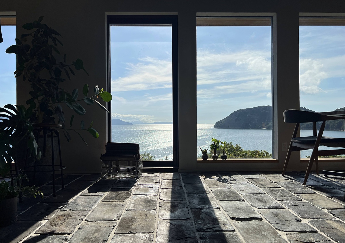 瀨戶內海景最動人的藝術作品，原來是成為風景一部分的那個喝咖啡的自己｜直島本村港 自家烘焙海景咖啡館 Naoshima Coffee @。CJ夫人。