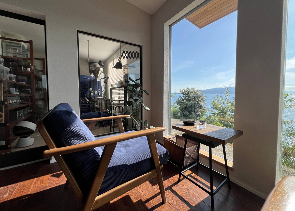 瀨戶內海景最動人的藝術作品，原來是成為風景一部分的那個喝咖啡的自己｜直島本村港 自家烘焙海景咖啡館 Naoshima Coffee @。CJ夫人。