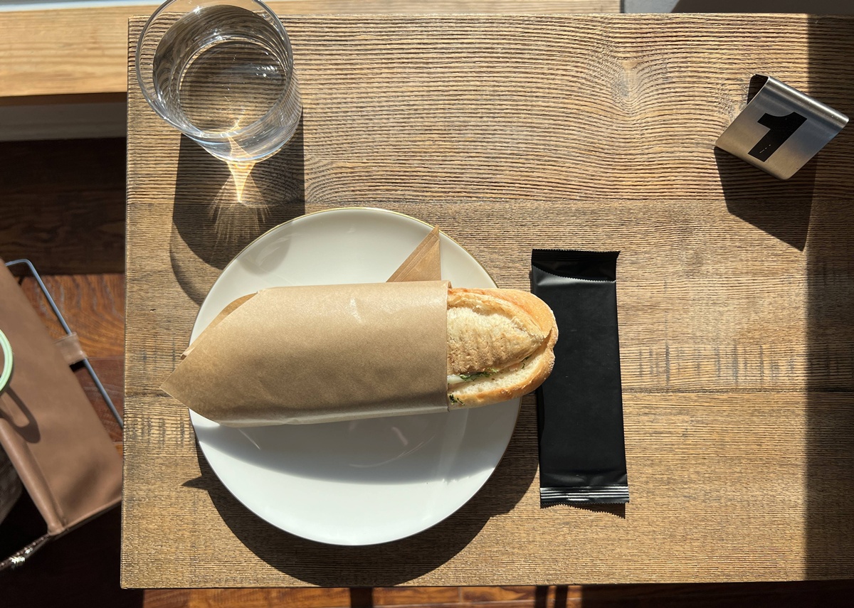 瀨戶內海景最動人的藝術作品，原來是成為風景一部分的那個喝咖啡的自己｜直島本村港 自家烘焙海景咖啡館 Naoshima Coffee @。CJ夫人。