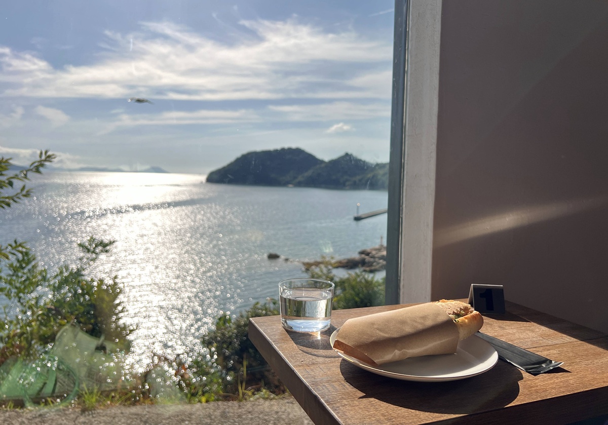 瀨戶內海景最動人的藝術作品，原來是成為風景一部分的那個喝咖啡的自己｜直島本村港 自家烘焙海景咖啡館 Naoshima Coffee @。CJ夫人。