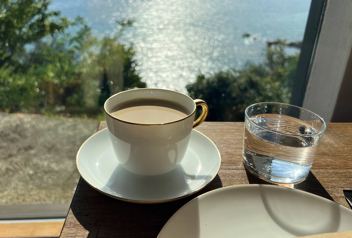 瀨戶內海景最動人的藝術作品，原來是成為風景一部分的那個喝咖啡的自己｜直島本村港 自家烘焙海景咖啡館 Naoshima Coffee @。CJ夫人。