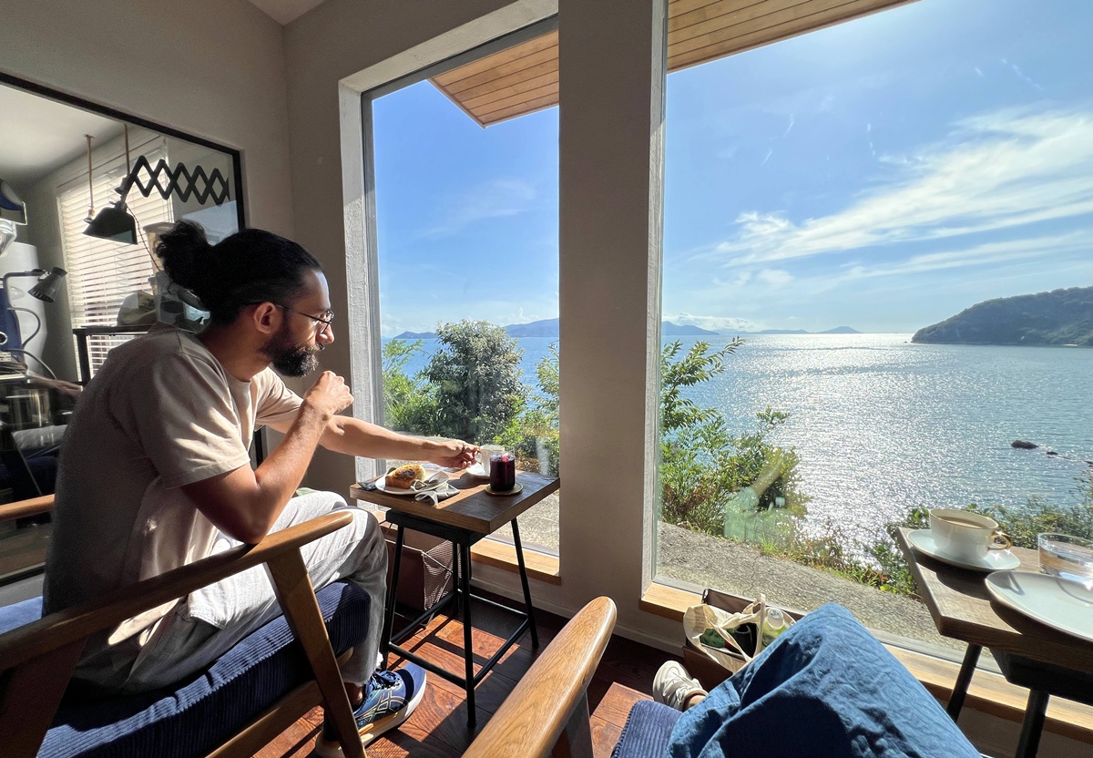 瀨戶內海景最動人的藝術作品，原來是成為風景一部分的那個喝咖啡的自己｜直島本村港 自家烘焙海景咖啡館 Naoshima Coffee @。CJ夫人。