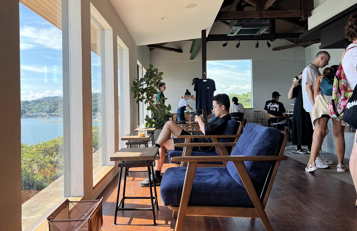 瀨戶內海景最動人的藝術作品，原來是成為風景一部分的那個喝咖啡的自己｜直島本村港 自家烘焙海景咖啡館 Naoshima Coffee @。CJ夫人。