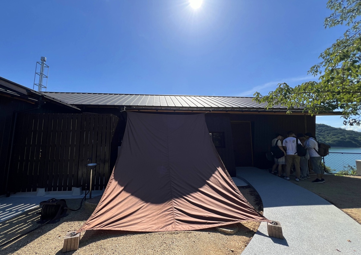 瀨戶內海景最動人的藝術作品，原來是成為風景一部分的那個喝咖啡的自己｜直島本村港 自家烘焙海景咖啡館 Naoshima Coffee @。CJ夫人。