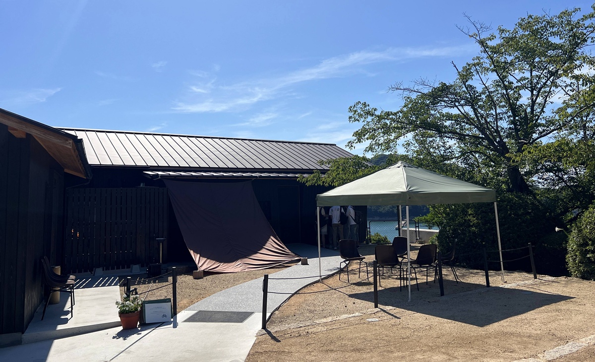 瀨戶內海景最動人的藝術作品，原來是成為風景一部分的那個喝咖啡的自己｜直島本村港 自家烘焙海景咖啡館 Naoshima Coffee @。CJ夫人。