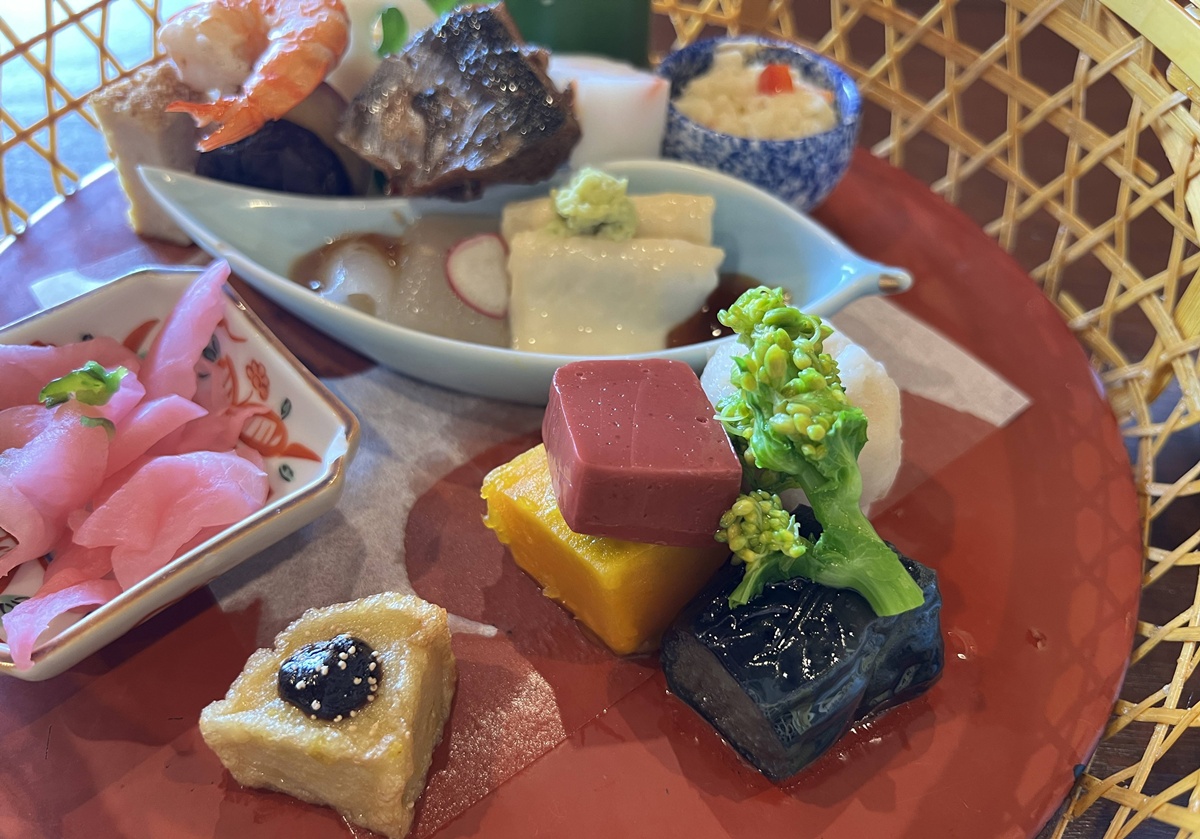 與全家共享櫻花窗景裡的日式懷石午膳！東京上野恩賜公園最珍藏的賞櫻角落｜東京上野老字號料亭 韻松亭與花籠午間御膳 @。CJ夫人。