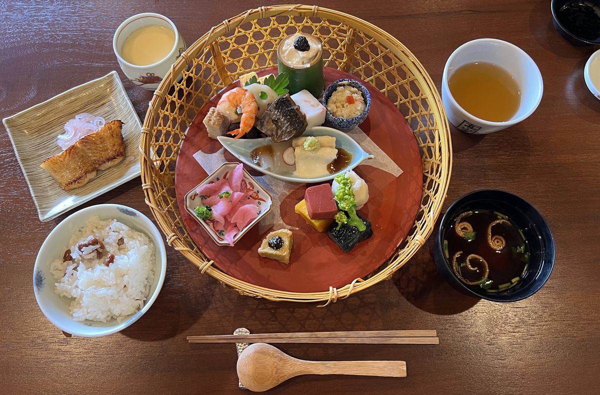 與全家共享櫻花窗景裡的日式懷石午膳！東京上野恩賜公園最珍藏的賞櫻角落｜東京上野老字號料亭 韻松亭與花籠午間御膳 @。CJ夫人。