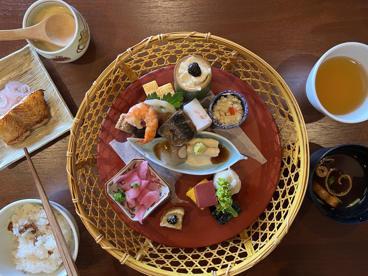 與全家共享櫻花窗景裡的日式懷石午膳！東京上野恩賜公園最珍藏的賞櫻角落｜東京上野老字號料亭 韻松亭與花籠午間御膳 @。CJ夫人。