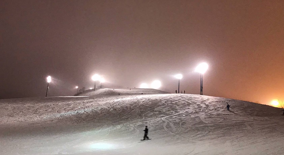 找到屬於你的夜間滑雪魅力!夜滑之前你應該要知道的5件事!夜間滑雪的天氣會冷爆嗎?雪地能見度好嗎?夜滑有哪些風險與獨特樂趣? 找到屬於你的夜間滑雪魅力!夜滑之前你應該要知道的5件事!夜間滑雪的天氣會冷爆嗎?雪地能見度好嗎?夜滑有哪些風險與獨特樂趣? @。CJ夫人。