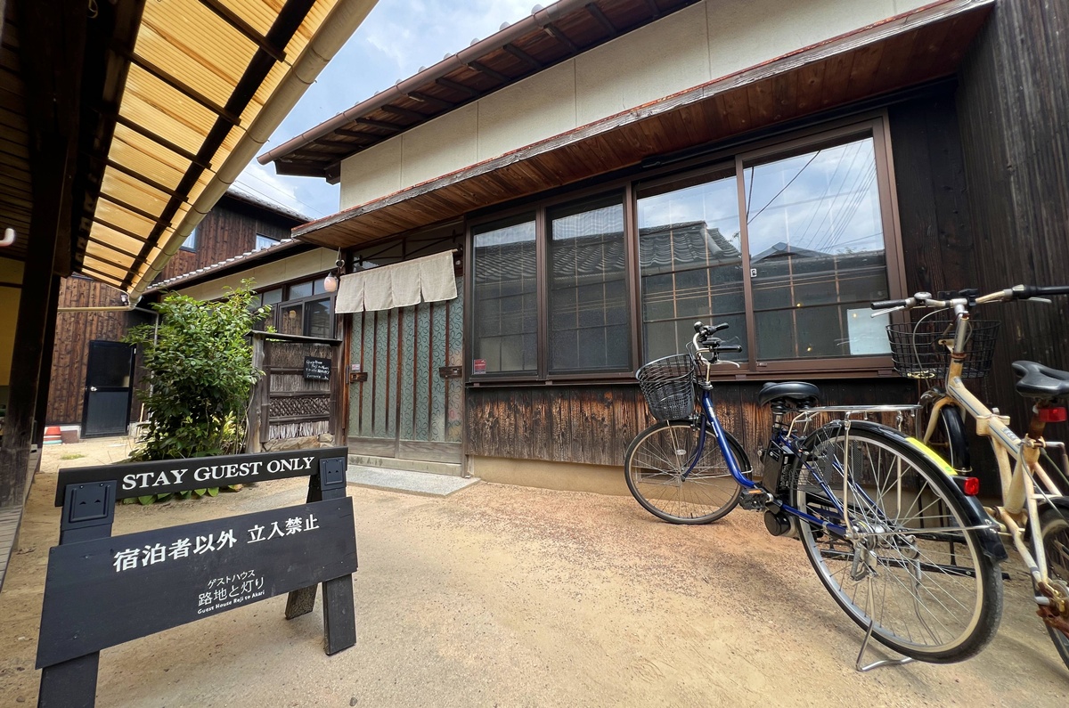 住進瀨戶內海藝術直島的生活光影！像朋友家一樣溫暖的古民家｜瀨戶內海自由行住宿推薦 直島本村青年旅宿   路地と灯り／Guest House Roji to Akari @。CJ夫人。