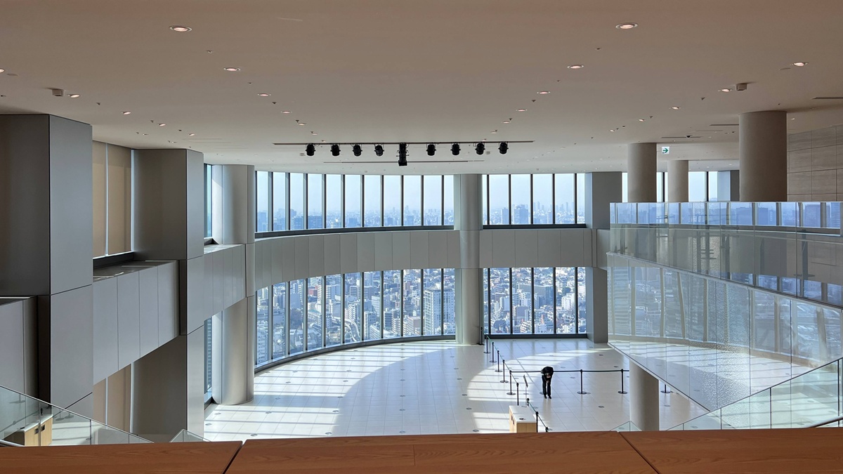 東京第一高樓的早晨，把東京鐵塔拉近到眼前｜東京港區麻布台之丘 森 JP Tower 33 樓的景觀咖啡廳 Hill House Sky Room Caf&eacute; & Bar @。CJ夫人。