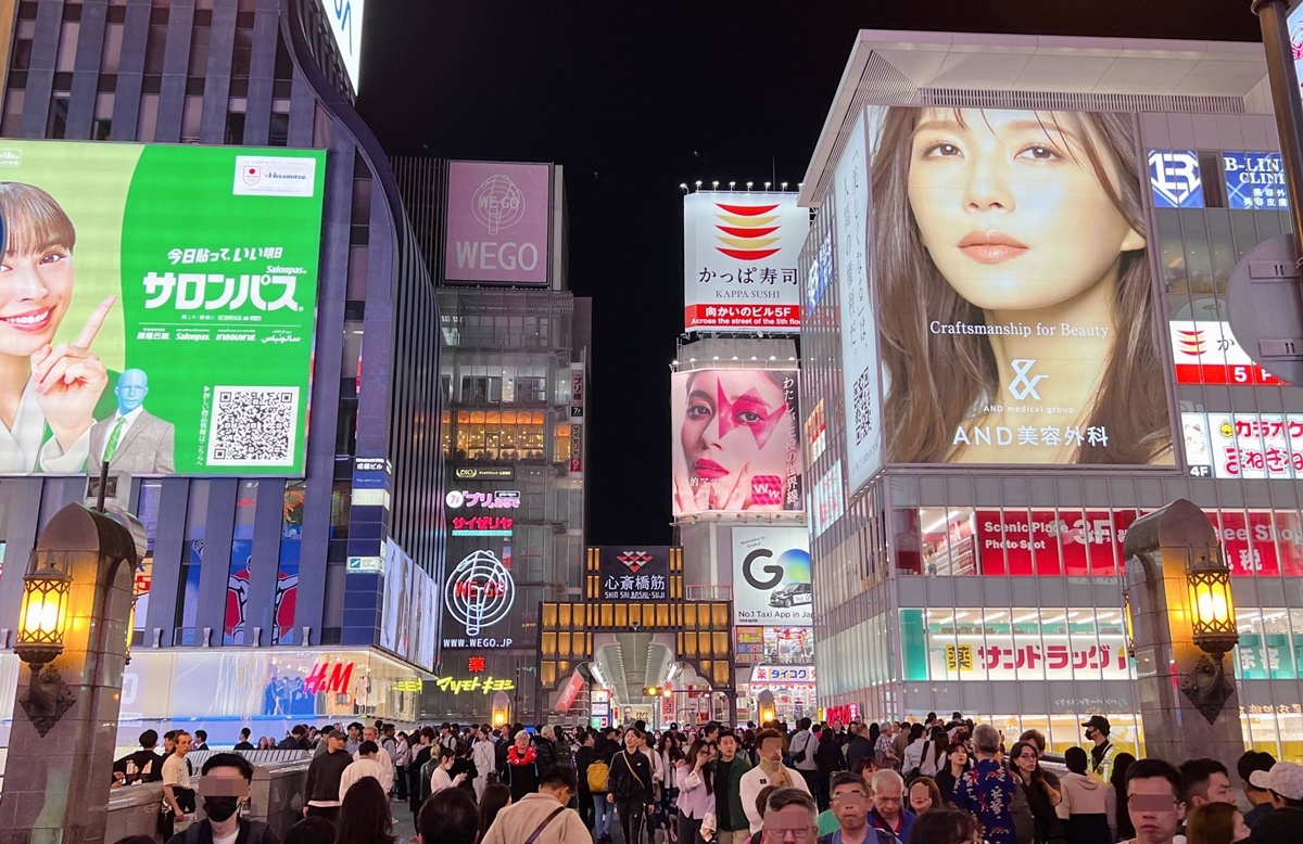 我在心齋橋這間星巴克等你。大阪新手自由行最容易約錯的心齋橋星巴克與推薦集合地點攻略。如果你有朋友即將去大阪，一定要把這篇貼給他。 @。CJ夫人。