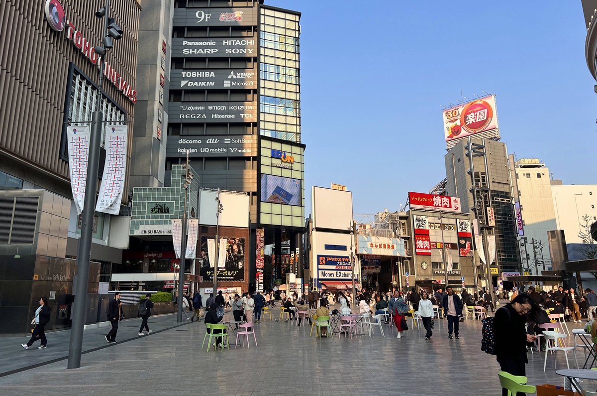 我在心齋橋這間星巴克等你。大阪新手自由行最容易約錯的心齋橋星巴克與推薦集合地點攻略。如果你有朋友即將去大阪，一定要把這篇貼給他。 @。CJ夫人。