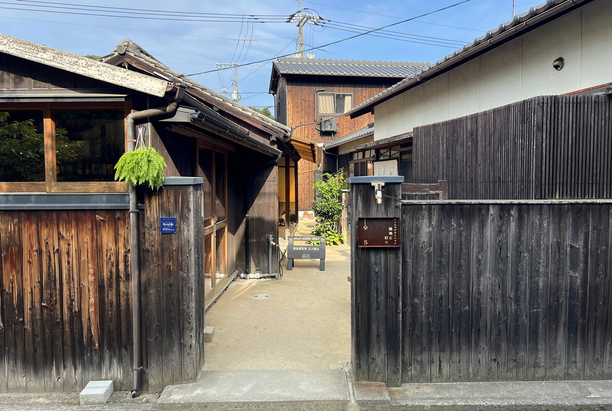 住進瀨戶內海藝術直島的生活光影！像朋友家一樣溫暖的古民家｜瀨戶內海自由行住宿推薦 直島本村青年旅宿   路地と灯り／Guest House Roji to Akari @。CJ夫人。