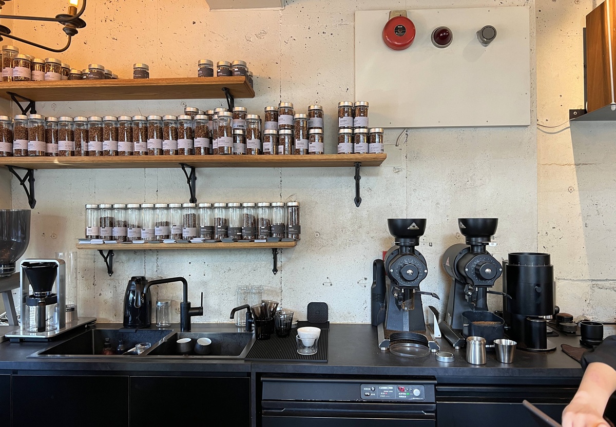 一杯一豆的極簡實驗室！在神保町，喝一杯清澈到有點冒犯的極淺焙咖啡｜東京精品咖啡推薦 GLITCH COFFEE & ROASTERS 東京神保町發跡店 @。CJ夫人。