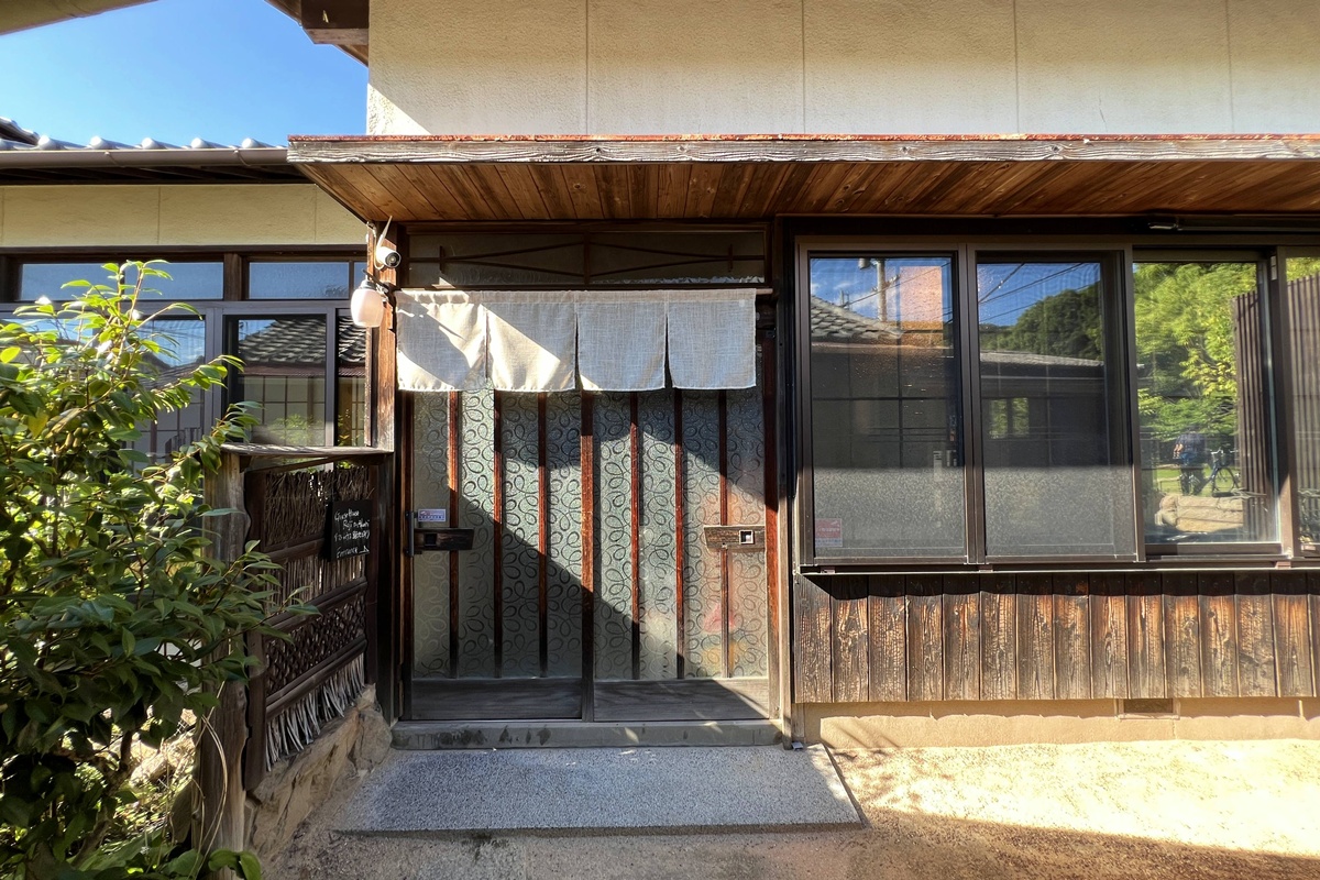 成熟大人該有的任性，就是偶爾躺在沙發上，當個大口吃冰的冰淇淋富翁｜CornAlley屏東玉米三巷自然味冰淇淋 @。CJ夫人。