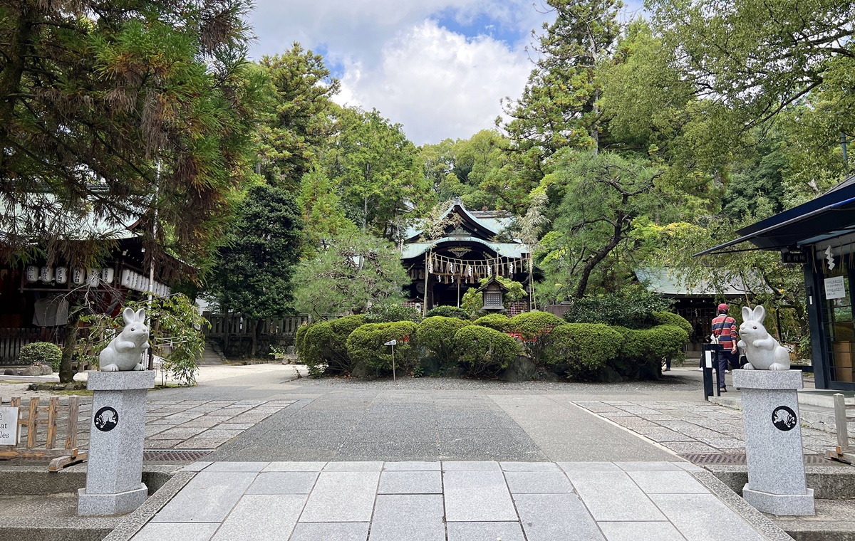 京都東山的一段溫柔繞行!被石兔使者包圍的吉祥神社!女生祈求戀情、順利懷孕和家庭幸福:京都岡崎神社 @。CJ夫人。 京都東山的一段溫柔繞行!被石兔使者包圍的吉祥神社!女生祈求戀情、順利懷孕和家庭幸福:京都岡崎神社 @。CJ夫人。