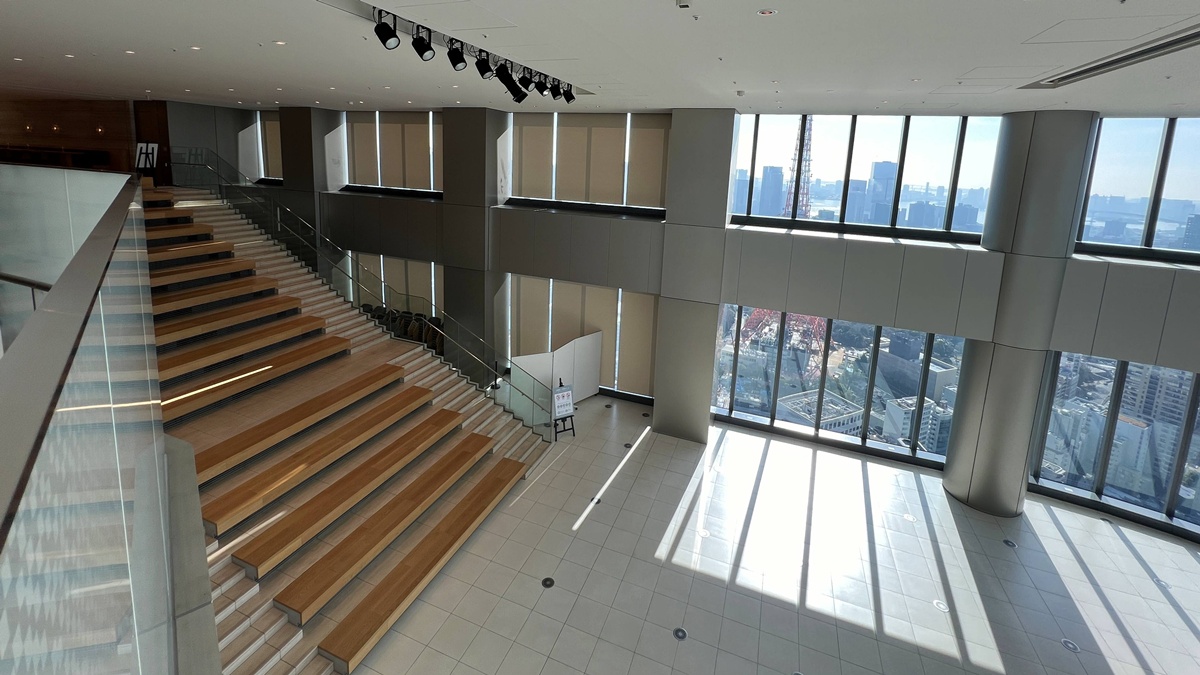 東京第一高樓的早晨，把東京鐵塔拉近到眼前｜東京港區麻布台之丘 森 JP Tower 33 樓的景觀咖啡廳 Hill House Sky Room Caf&eacute; & Bar @。CJ夫人。