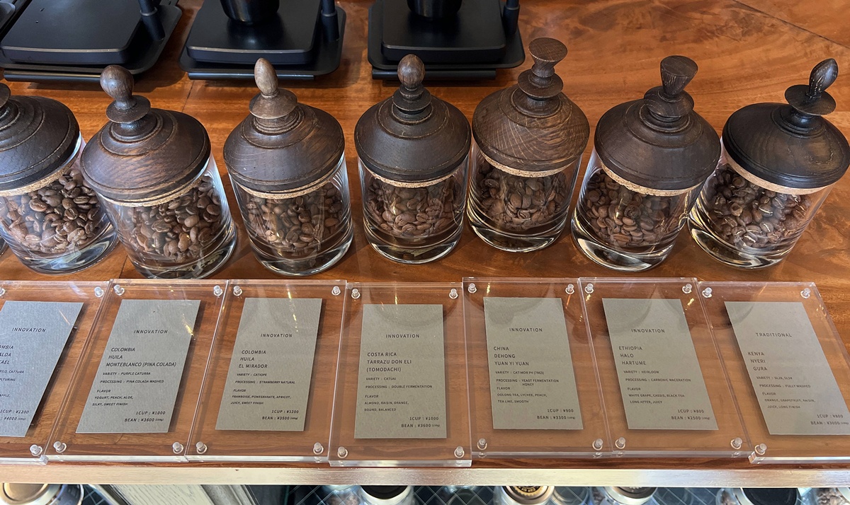 一杯一豆的極簡實驗室！在神保町，喝一杯清澈到有點冒犯的極淺焙咖啡｜東京精品咖啡推薦 GLITCH COFFEE & ROASTERS 東京神保町發跡店 @。CJ夫人。